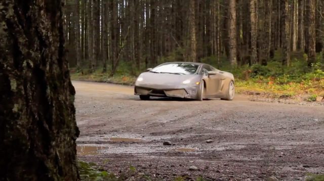 画像: 所々に水たまりのあるダートの路面ですから、もちろん車体はドロドロになってます・・・。 www.youtube.com