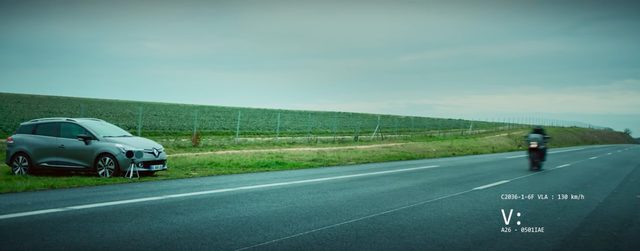 画像: いわゆる「ネズミ捕り」をしているところに、KTM RC8に乗るライダーがブッ飛んで通過しました・・・。 www.youtube.com