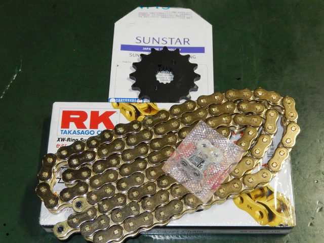 画像: SUNSTARのスプロケットとRK XW-Ring Super ドライブチェーン(型番は確認中)。 若干ハイギヤード設定へ。