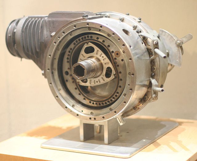 画像: フェリックス・ヴァンケルのデザインで作られた、DKM 54エンジン。往復運動(レシプロ)をするピストンがないのが、ヴァンケル(ロータリー)エンジンの最大の特徴です。 en.wikipedia.org