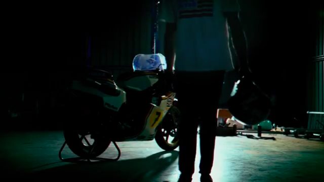 画像: ガレージに佇む凶暴な2ストローク500ccグランプリマシン・・・。 www.youtube.com