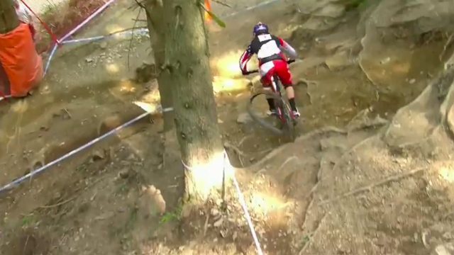 画像: まさに神業ですね・・・。常人ではありえない走りっぷりです。 www.pinkbike.com