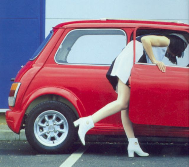 画像: クルマの運転には向いてないシューズですが、んなコトはとりあえずいいです? www.minipassionmini.50megs.com