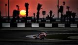画像: カタールの夕日を背に、ホンダRC213Vで走りこみをするマルク・マルケス。良い写真ですね・・・。 motogp.hondaracingcorporation.com