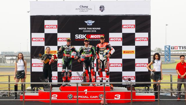 画像: 表彰台の面々。左から2位のレイ、1位のサイクス、3位のデイビス。サイクスはヨークシャー、レイは北アイルランド、そしてウェールズのデイビスとそれぞれ出身は違いますが、この3人の英国ライダーがチャンピオン争いの主役なのは、今年も変わらない・・・感じです。 www.worldsbk.com