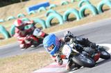 画像: ちっちゃいながらも大人バリのハングオンでコースを疾走する子供達 haruna-minibike.com