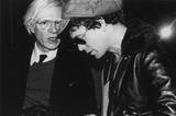 画像: Andy Warhol(1928年8月6日 - 1987年2月22日)とLou Reed(ミュージシャン: 1942年3月2日 - 2013年10月27日) ia.media-imdb.com