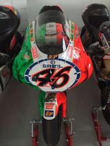 画像: これは1998年イモラを走ったV.ロッシのRSW250ですかね・・・? www.milanuncios.com