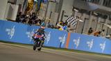 画像: ゴールの瞬間! この後、ピットレーンと表彰でロレンソは意味深なポーズを・・・。 photos.motogp.com