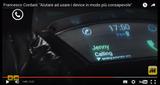 画像: 電話やメッセージなど誰から連絡が来たかも表示される www.moto.it