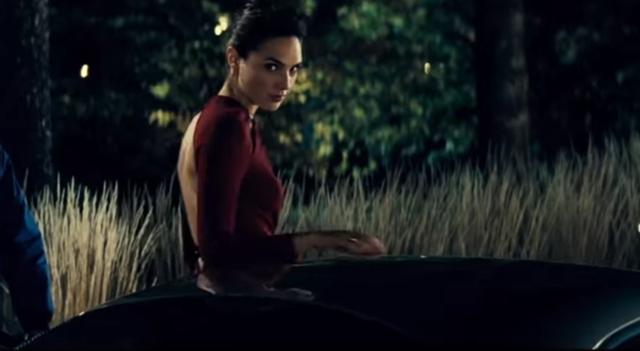 画像: セクシーすぎる謎の美女 wwws.warnerbros.co.jp
