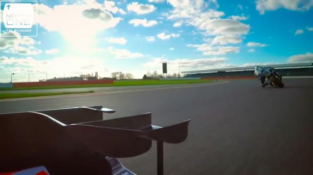 画像: F1の車載カメラに、2輪が映るというのも、なかなかレアなことですね。 www.youtube.com