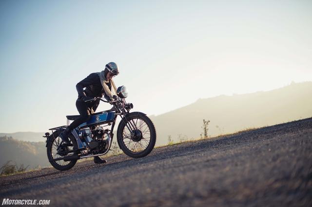 画像: コンビニにこれが現れたら今いる時代を見失いそうです www.motorcycle.com