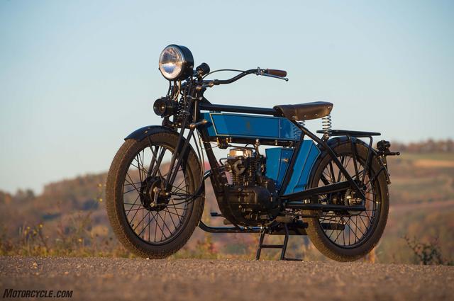 画像: 当時の車両をレストアしたかのような出で立ち www.motorcycle.com