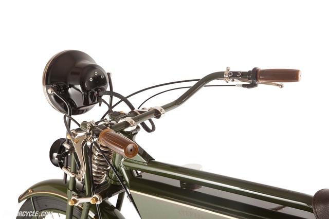 画像: スイッチも当時もの。ワイヤー類もできるだけ見えないように工夫しているみたいです www.motorcycle.com