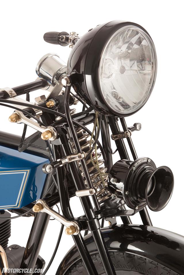 画像: ガーダーフォークに存在感抜群のホーン www.motorcycle.com