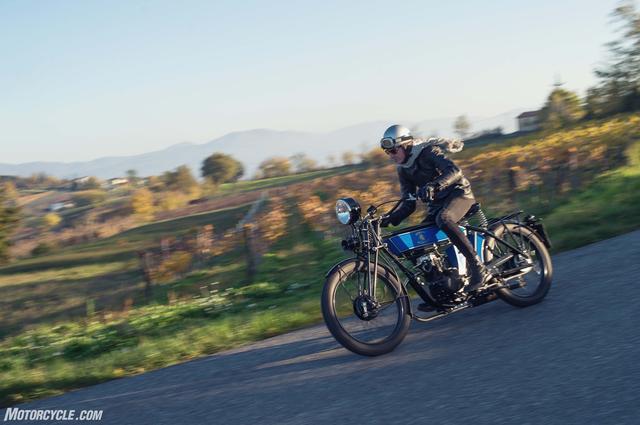 画像: モデルさんの格好もしっかり決まっています www.motorcycle.com