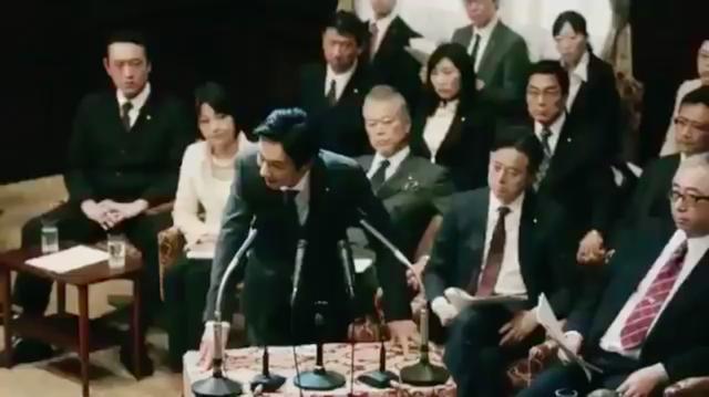 画像: 不規則発言(ヤジ)に煽られながらも、堺代議士?の熱弁はとどまるところをしりません・・・。 www.youtube.com