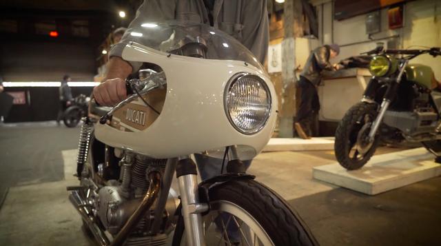 画像: ショーケース会場に搬入されるカスタムバイクたち・・・。 the1moto.com