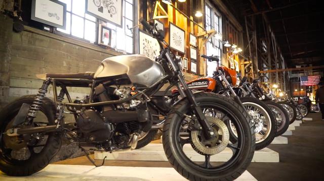 画像: オールドスクールからニュースクールまで、展示されるカスタムバイクのバラエティは豊かです。 the1moto.com
