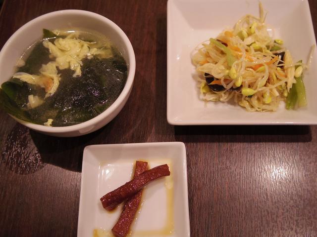画像: スープ、漬け物、もやしの冷菜。