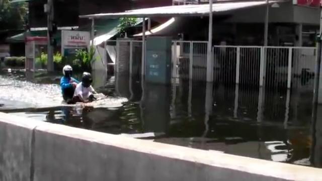 画像: すると、1台のモーターサイクルが、後ろに人を乗せて水の中を走っていきます!!!!!!!!!! www.youtube.com