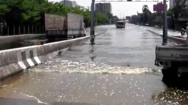 画像: 道路がまるで河川のようになっています・・・被害の大きさがよくわかりますね・・・。 www.youtube.com