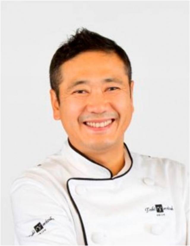 画像: 鎧塚 俊彦(よろいづか としひこ) 都内、小田原に5店舗を構える「Toshi Yoroizuka」(トシ・ヨロイヅカ)のオーナーシェフ。欧州にて8年間実績を積み、2004年に東京・恵比寿に「Toshi Yoroizuka」をオープン。その後も東京ミッドタウン、八幡山、小田原、渋谷ヒカリエに店舗を展開。作りたての美味しさと、素材から手作りにこだわり、小田原には2000坪の農園を。2010年にはエクアドルでのカカオ育成にも着手。 他、ASEAN首脳会談40周年記念晩餐会でのデザート担当などを務める。