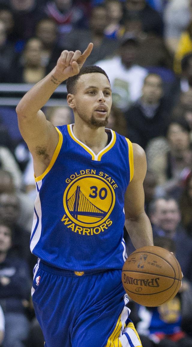 画像: 父親は名3Pシューターであった元NBA選手のデル・カリー ja.wikipedia.org