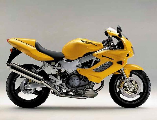画像: 2000年前後の時代に、ホンダはSBK(世界スーパーバイク選手権)などで、ドゥカティに対抗してVツインで戦っていました。公道量産スポーツのVTR1000Fは、そんな時代を象徴するVツインモデルと言えるでしょう。 images.mcn.bauercdn.com