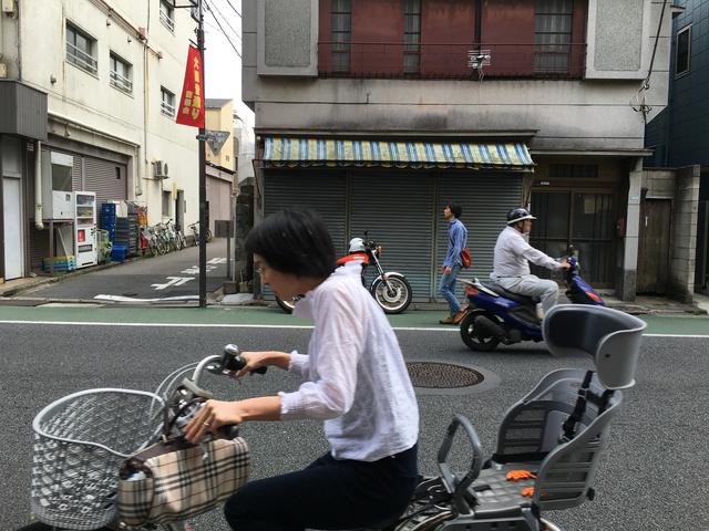 画像: オートバイに関心がない人たちからすれば、旧車だろうが最新のスーパーバイクだろうが風景に溶け込んだ”何か”に過ぎない。