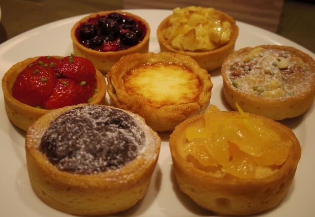 画像: 左下段から時計回りに、チョコレート・イチゴ・ミックスベリー・リンゴ・ナッツ・オレンジ 各380円(税抜) 中央はキッシュプリン。