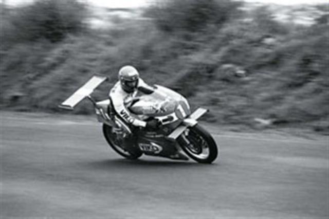 画像: エアロフォイルVIKOと名付けられたフリースの羽根付きTZ750A。なおVIKOはこのプロジェクトのスポンサーです。 www.speedzilla.com