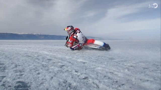 画像: MotoGPマシンもびっくりなバンク角の深さ! 雄大な風景が美しいです。 www.redbull.com