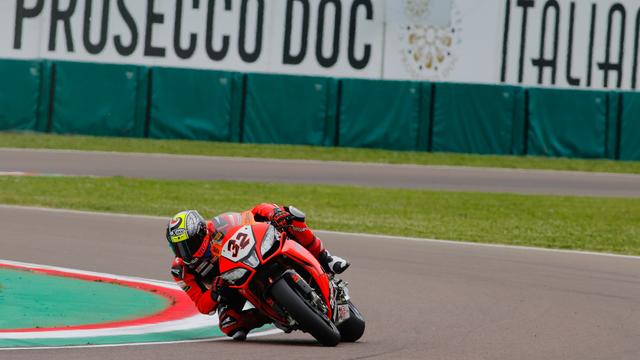 画像: 3位はロレンソ・サルバドーリ(アプリリア)。成長著しいライダーのひとりです。 www.worldsbk.com