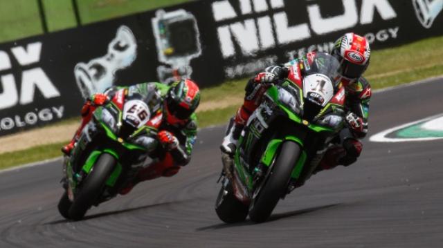 画像: レース1、2ともに、2位争いを繰り広げることになったJ.レイ(右)とT.サイクスのカワサキファクトリー勢。 photos.worldsbk.com