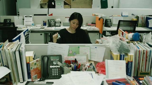 画像: 勤務先ですることといえば・・・書類の山にひたすらハンコを押すことだけ・・・。 vimeo.com