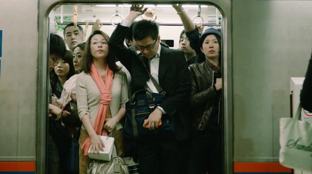 画像: 結局エンジンがかからないので、朝の満員電車の車中の人になるアキ・・・。 vimeo.com