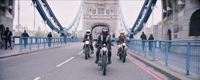 画像: ロンドンの街中を、彼女たちの愛車が疾走します! vimeo.com