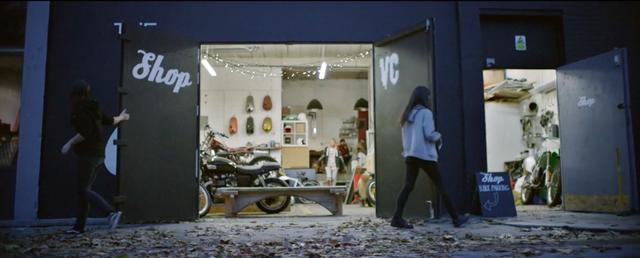 画像: VCロンドンの、とっても立派なワークショップ・・・。楽しそうなバイクライフで羨ましいです。 vimeo.com