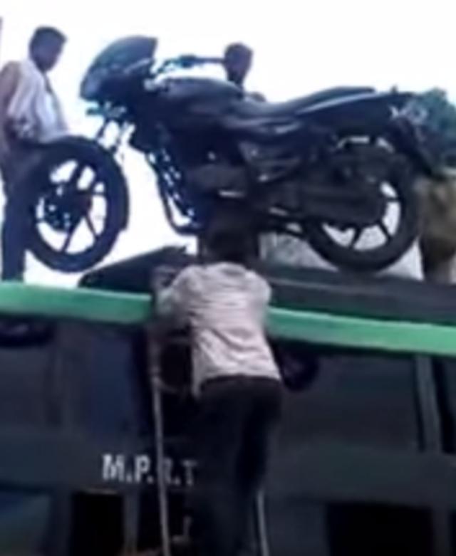 画像: ありえない運び方をするインド人