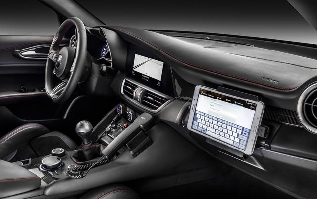 画像: テンションあがる仕事用の車。業務を忘れて走りに行っちゃいそう。 www.roadandtrack.com