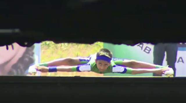 画像: 【ギネス更新!】超軟体ローラースケートボーイが車の下をくぐり抜ける動画。