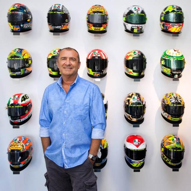画像: デザインをしたロッシのヘルメットの前で rossihelmets.com