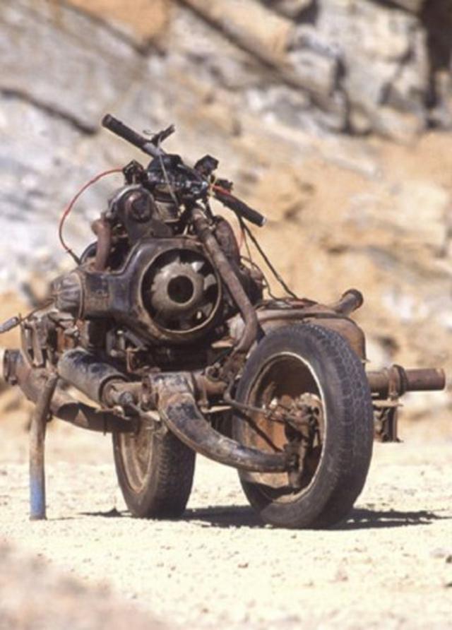 画像: Mad Maxの世界観です。本人は本当に必死だったと思います。 m.thevintagenews.com