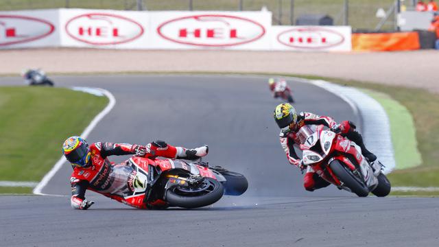 画像: 転倒したデイビス(ドゥカティ)。17番はBMWのマーカス・レイテルバーガーです。 photos.worldsbk.com