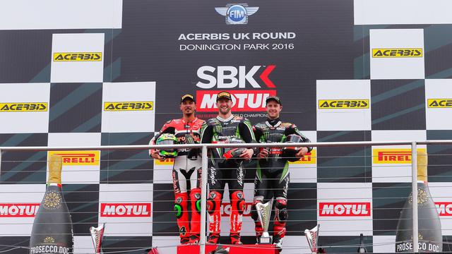 画像: レース1の表彰台、右からジュリアーノ、サイクス、レイです。 photos.worldsbk.com
