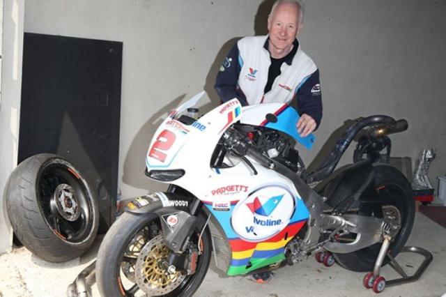 画像: チームオーナーのクライブ・パジェットとRC213V-S。元々MotoGPマシンの設計をベースにしているので、ロードレーサーの姿になってもまったく違和感はないですね。むしろ、このモデルの一番正しい使い方かも? images.mcn.bauercdn.com