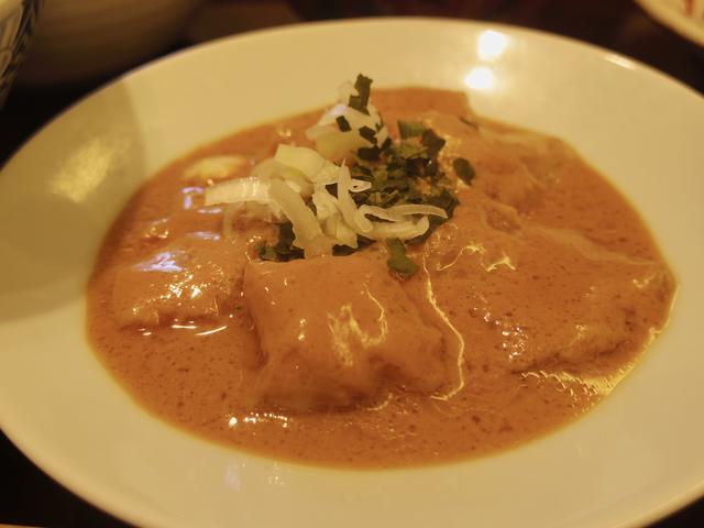 画像: コクと旨味たっぷりの自家製の胡麻味噌だれに漬かったぷりぷりの鯛。