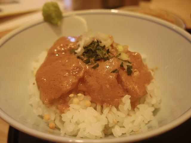 画像: あられと白胡麻が降りかかったご飯に鯛をオン。